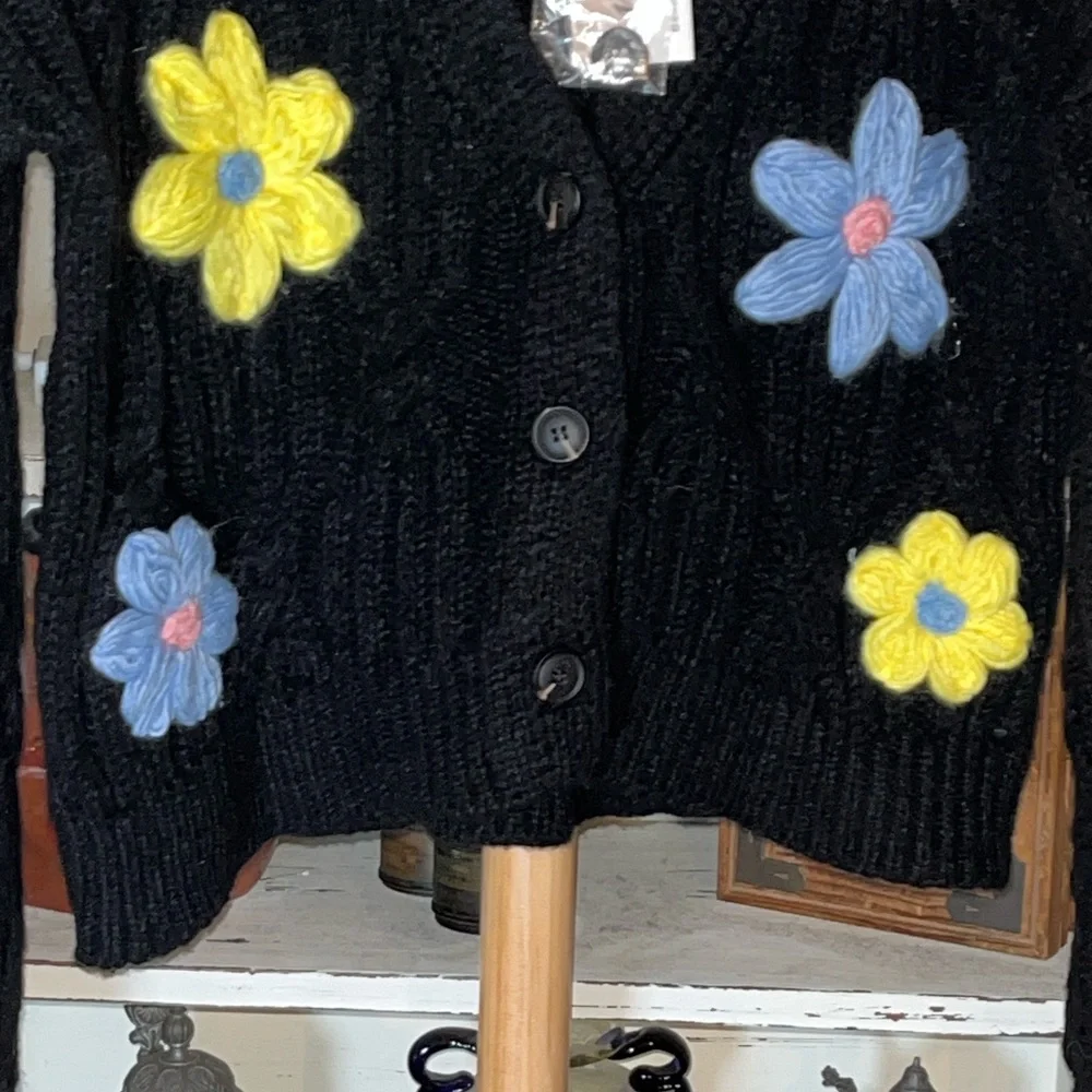 NWT NEW IN M Beautiful Colorful Flowers on a Black Cable Knit Cardigan. - Picture 3 of 5